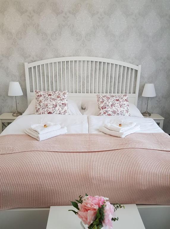 Łóżko lub łóżka w pokoju w obiekcie Hotel Amadeus