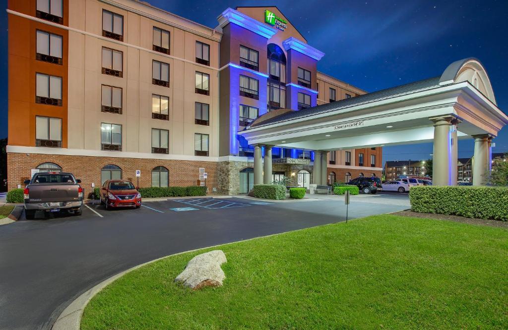 ein Parkplatz vor einem Hotel in der Unterkunft Holiday Inn Express & Suites Lebanon-Nashville Area, an IHG Hotel in Lebanon