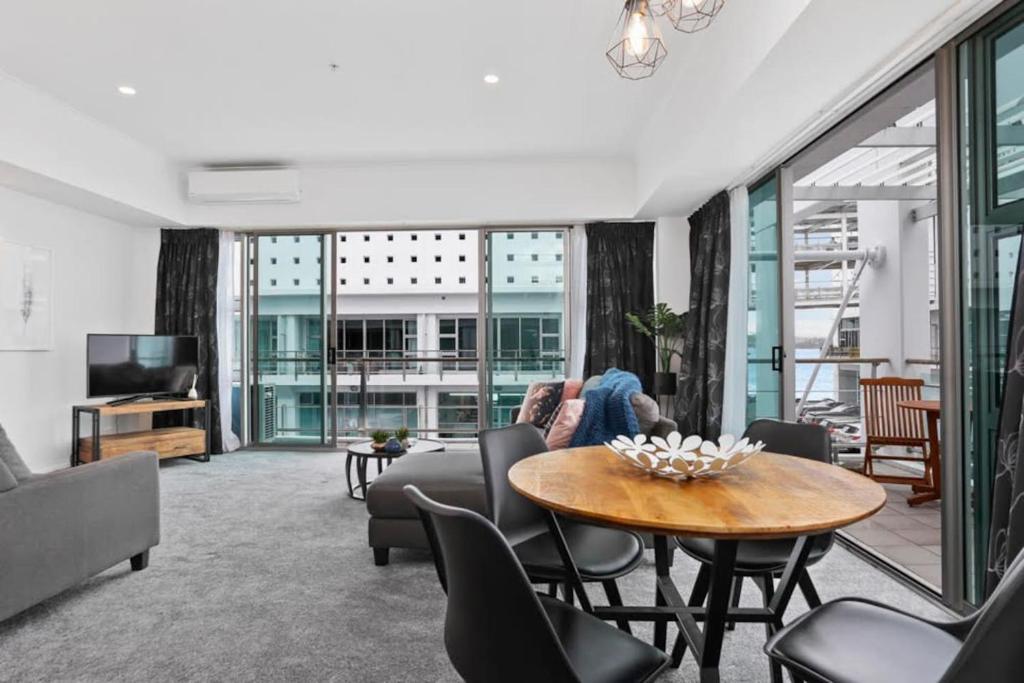 Chic 1 Bedroom Princess Wharf Apartment w/ AC - Housity