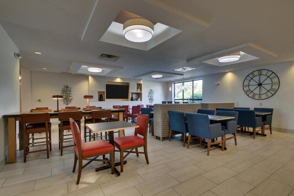 Posezení v ubytování Holiday Inn Express Hotel & Suites Morris by IHG