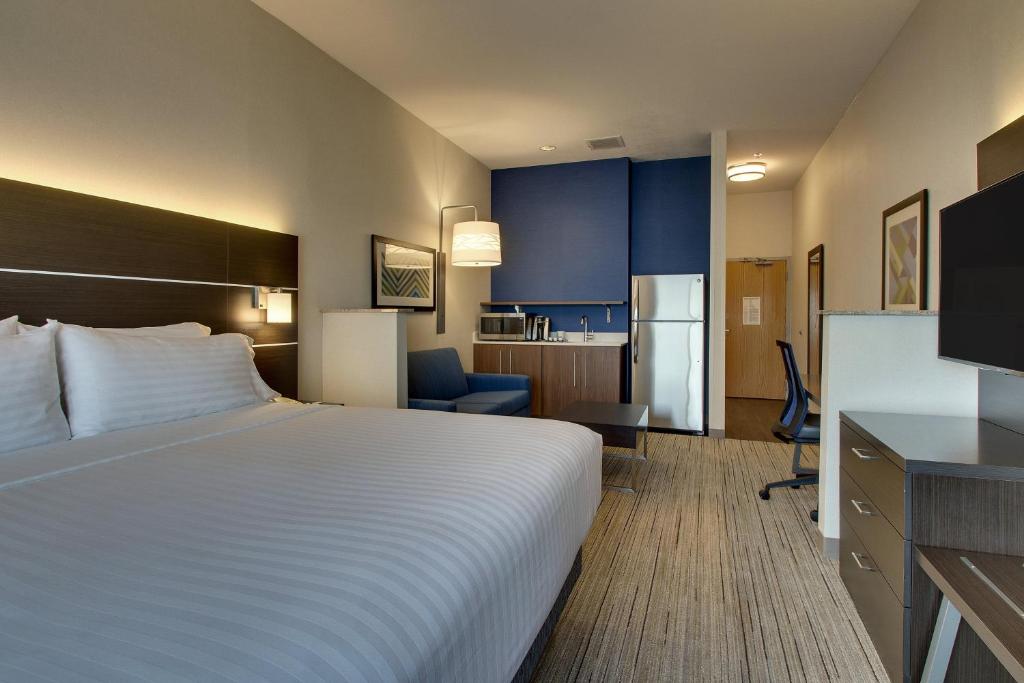 Postel nebo postele na pokoji v ubytování Holiday Inn Express Hotel & Suites Morris by IHG