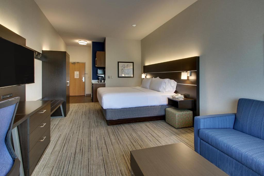 Postel nebo postele na pokoji v ubytování Holiday Inn Express Hotel & Suites Morris by IHG