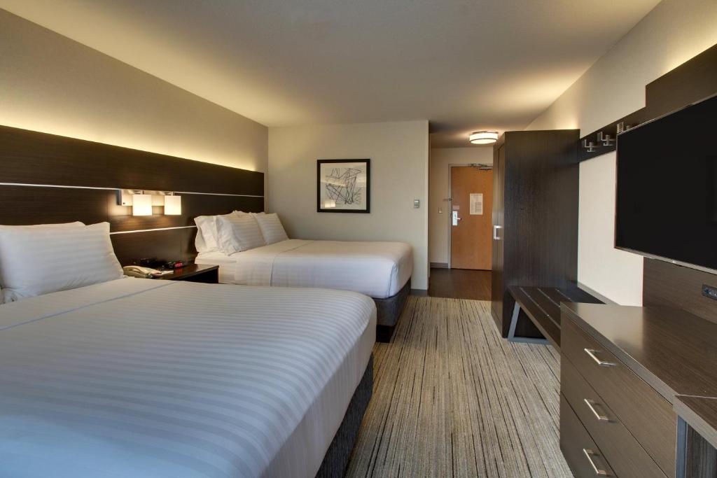 TV a/nebo společenská místnost v ubytování Holiday Inn Express Hotel & Suites Morris by IHG