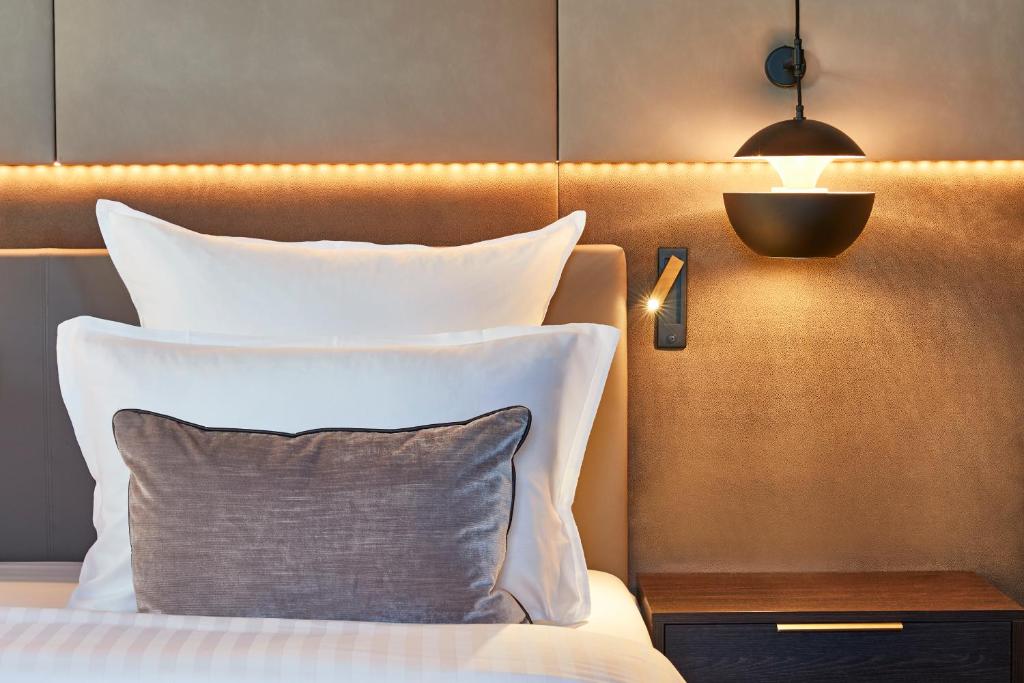 Postel nebo postele na pokoji v ubytování Steigenberger Hotel de Saxe