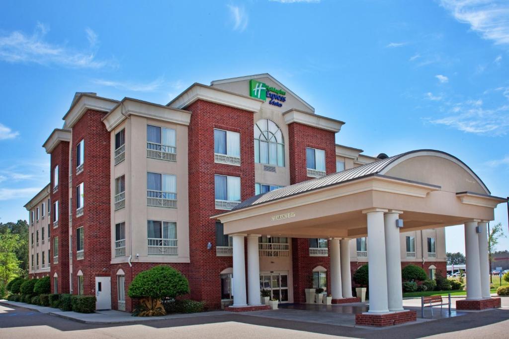 um edifício de hotel com um gazebo em frente em Holiday Inn Express Hotel & Suites West Monroe, an IHG Hotel em West Monroe