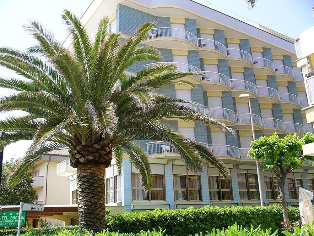 un palmier devant un bâtiment dans l'établissement Hotel Boston, à Alba Adriatica