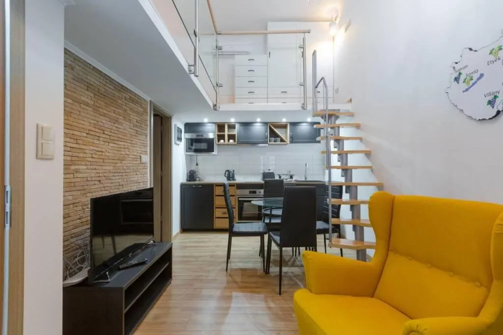 A Jaunty Place For A Gleeful Gateaway, Budapest, Hungary