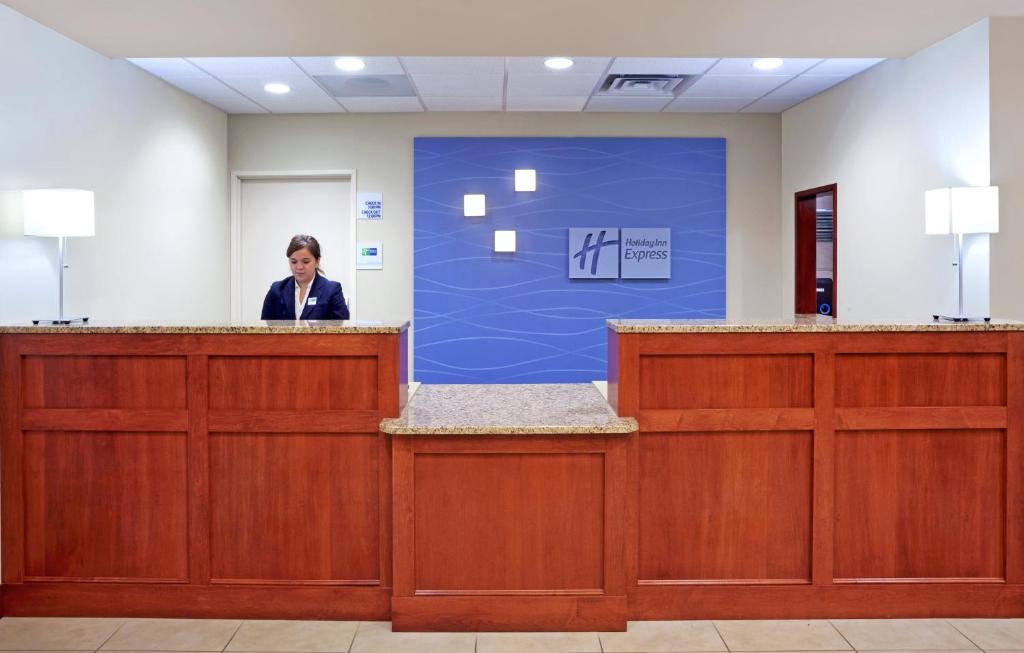 Vstupní hala nebo recepce v ubytování Holiday Inn Express Hotel & Suites Chehalis - Centralia by IHG