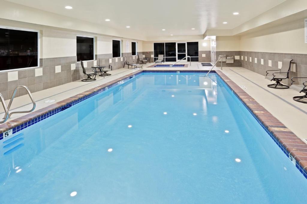Bazén v ubytování Holiday Inn Express Hotel & Suites Chehalis - Centralia by IHG nebo v jeho okolí