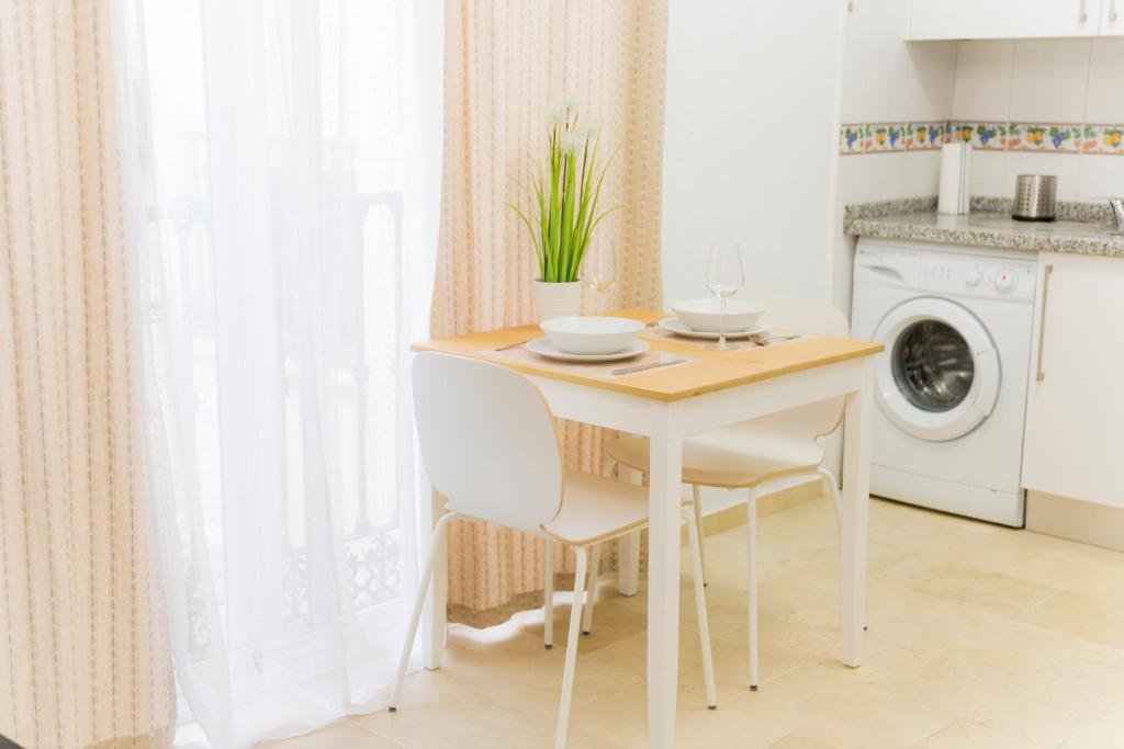 A kitchen or kitchenette at REFINO 11