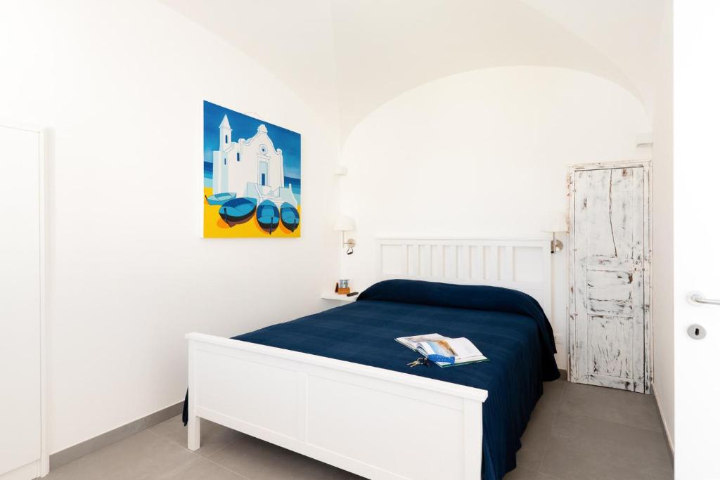 イスキアにあるPalazzo Ciannelliの白いベッドルーム(ベッド1台、白いキャビネット付)