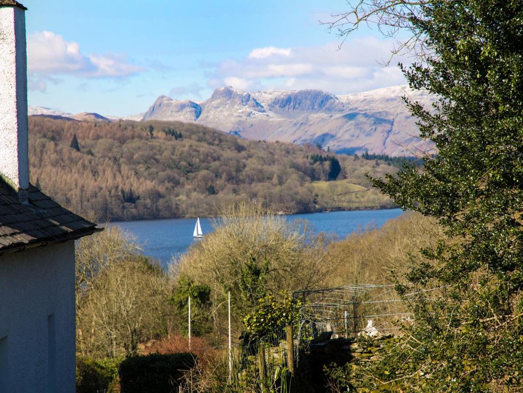 Blick auf einen See mit einem Segelboot in der Unterkunft Kempton in Bowness-on-Windermere