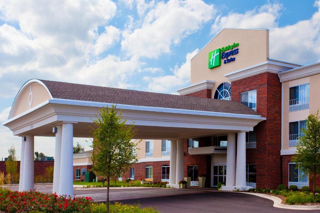 a hotel with a sign on the front of a building at Holiday Inn Express Hotel & Suites Lake Zurich-Barrington, an IHG Hotel in Lake Zurich