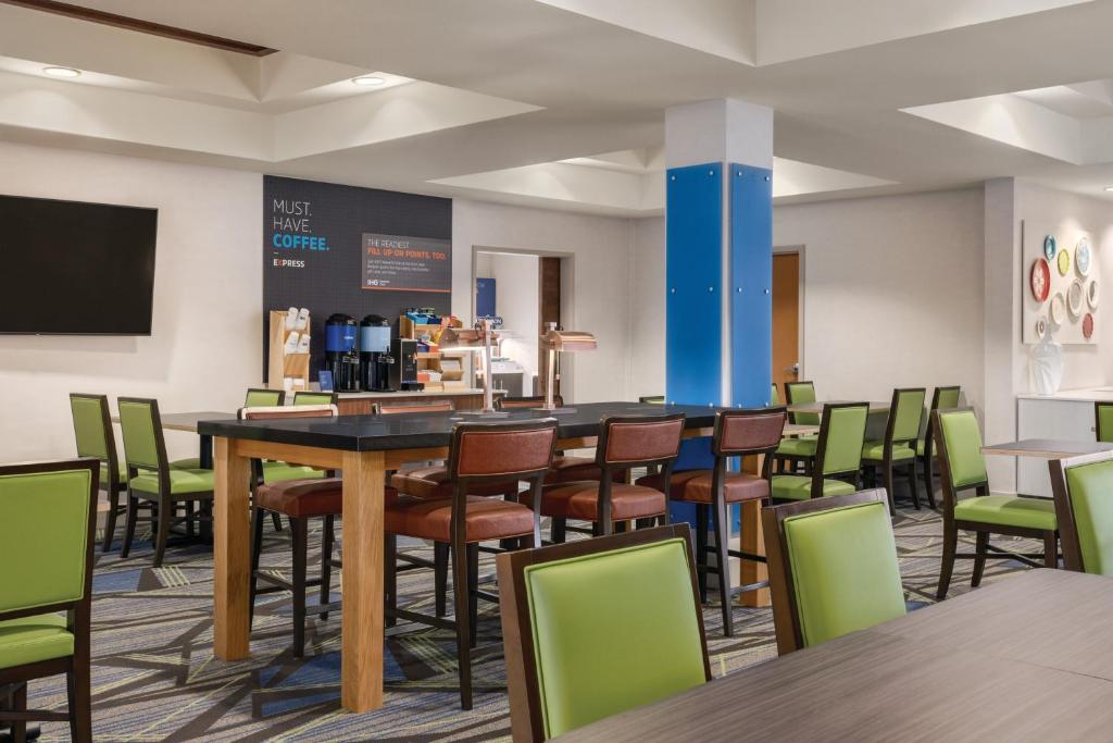 Holiday Inn Express Hotel & Suites Lawton-Fort Sill by IHG photo