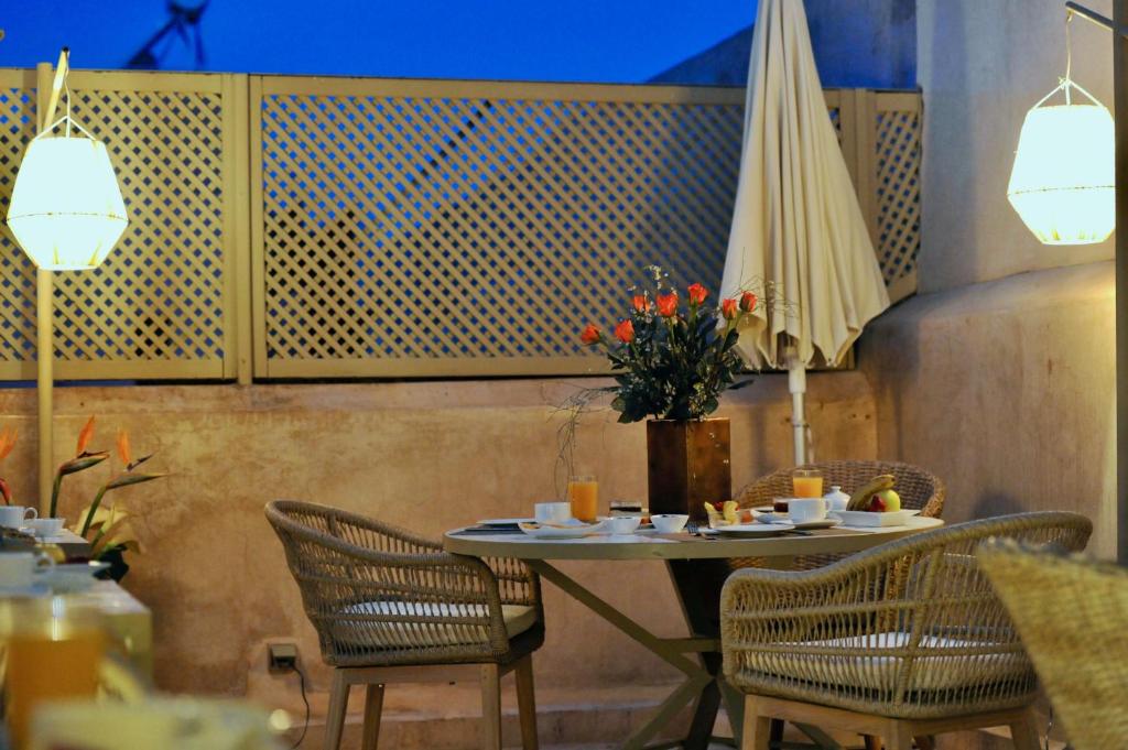 A restaurant or other place to eat at Riad Anjar