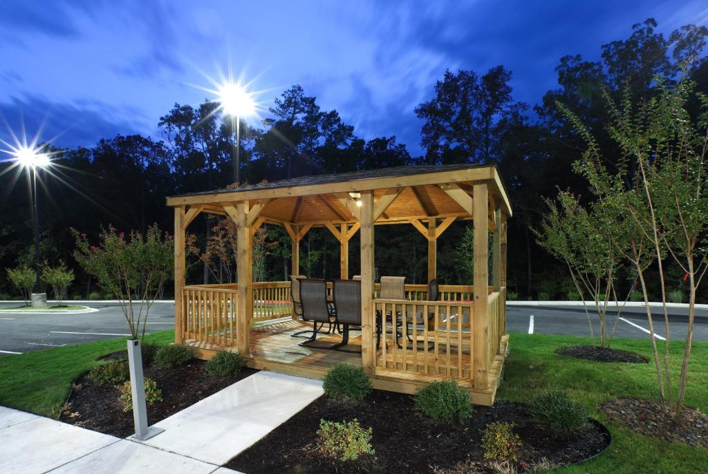 um gazebo de madeira num parque à noite em Holiday Inn Express & Suites Maumelle, an IHG Hotel em Maumelle