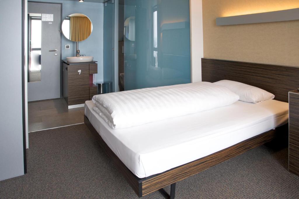 Postel nebo postele na pokoji v ubytování Hotel Ambassador