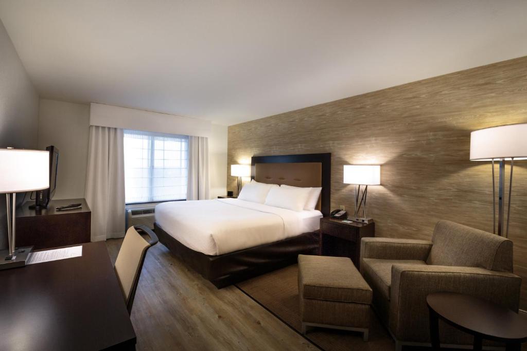 A Holiday Inn Hotel & Suites Bloomington Airport szobája.