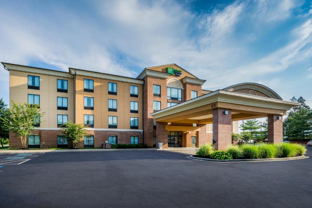 ノース・イーストにあるHoliday Inn Express Hotel & Suites-North East, an IHG Hotelのホテルの正面に駐車場があります。