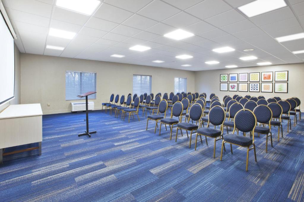 Holiday Inn Express Niles by IHG photo