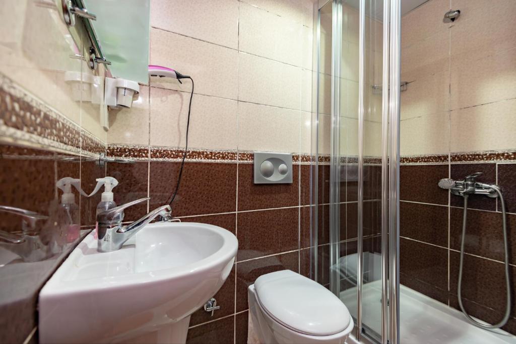A bathroom at Nar Hotel