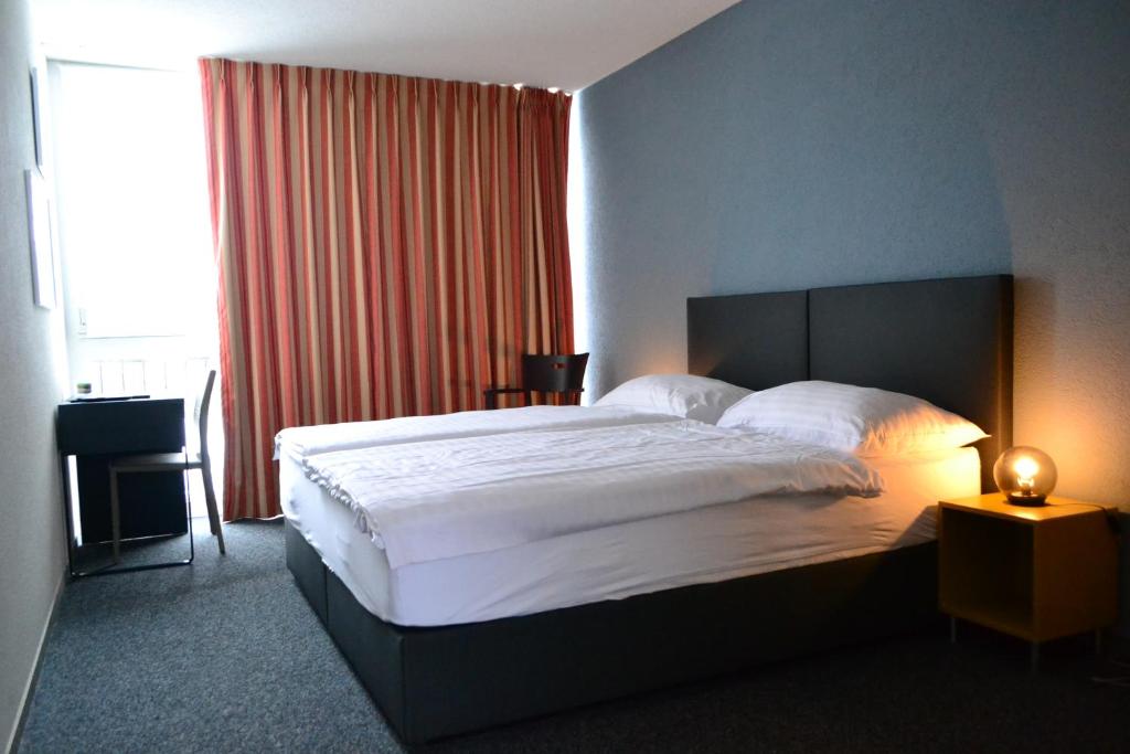 Postel nebo postele na pokoji v ubytování Hotel Les Rives Du Doubs