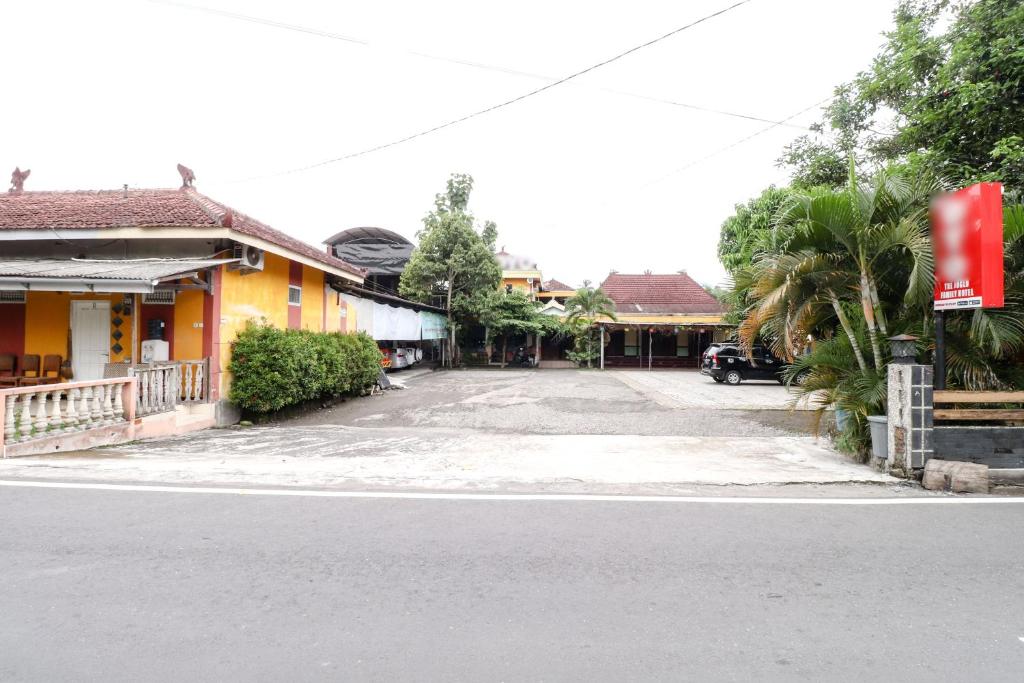 een lege straat voor een gebouw bij The Joglo Family Hotel in Magelang