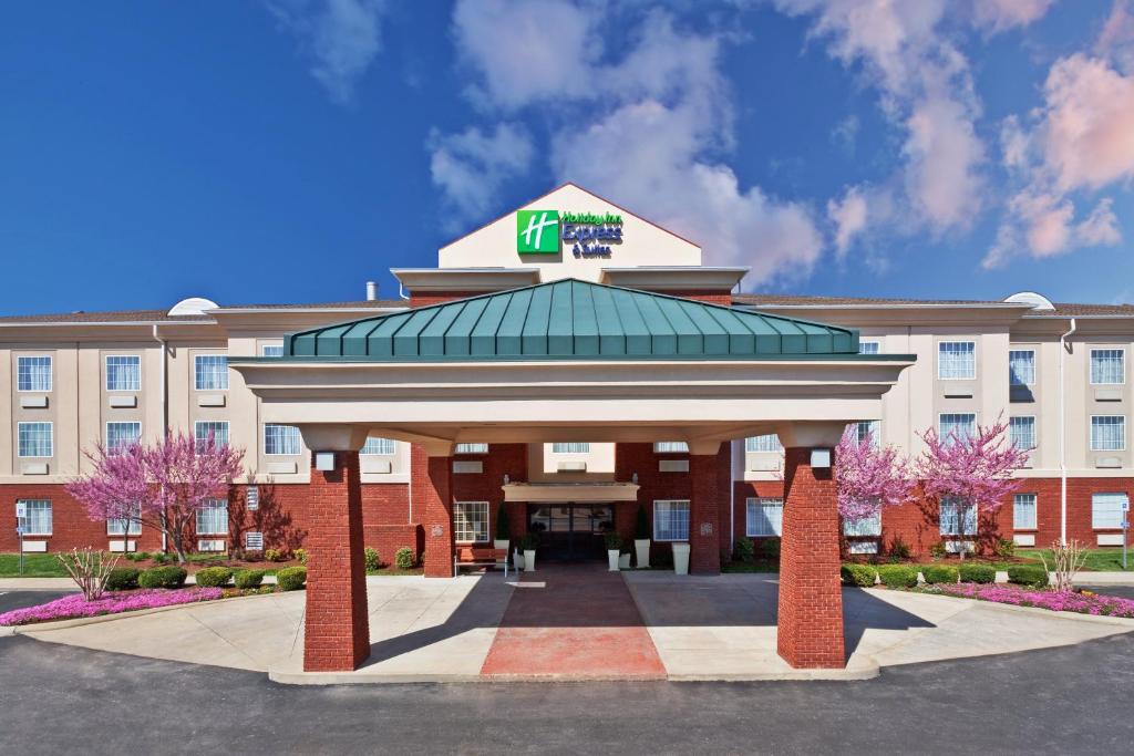 a hotel with a gazebo in front of a building at Holiday Inn Express Hotel & Suites Manchester Conference Center by IHG in Manchester