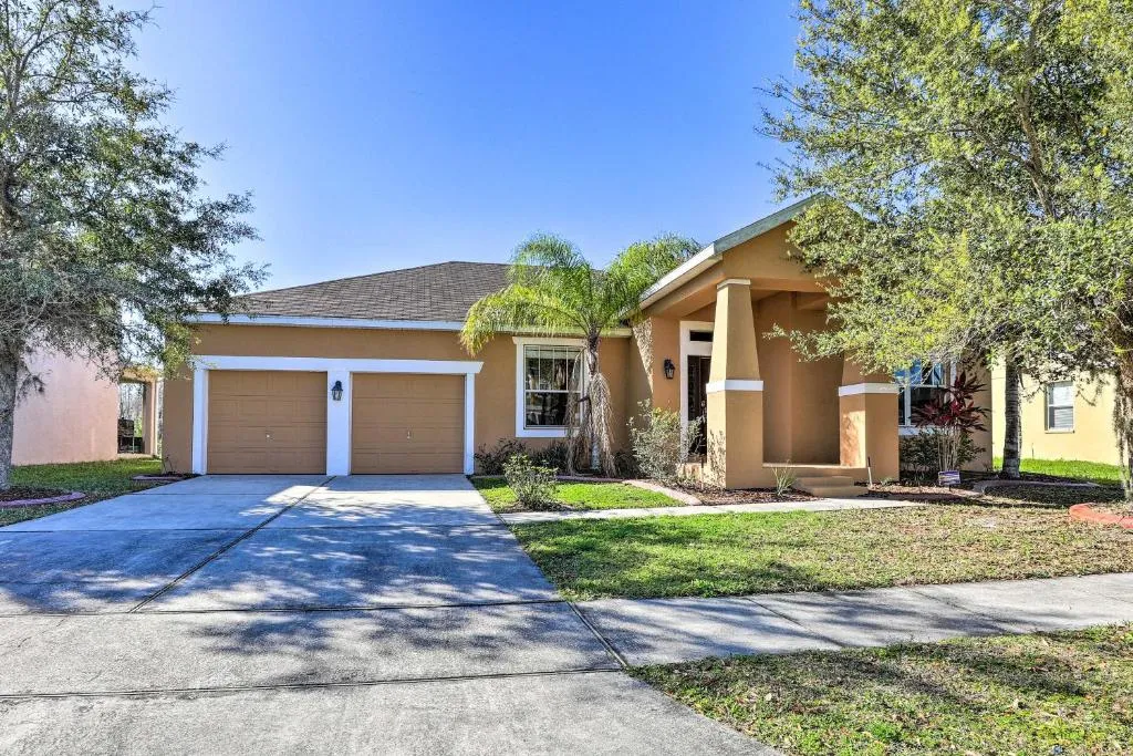 Single-Story Disney Area Home with Lake Views!, Kissimmee, Statele Unite ale Americii