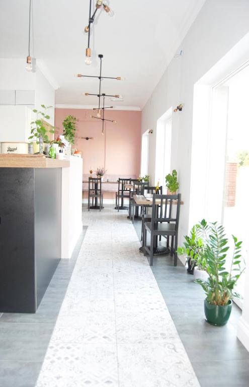 Reštaurácia alebo iné gastronomické zariadenie v ubytovaní Apartamenty Zastava Włoszczowa