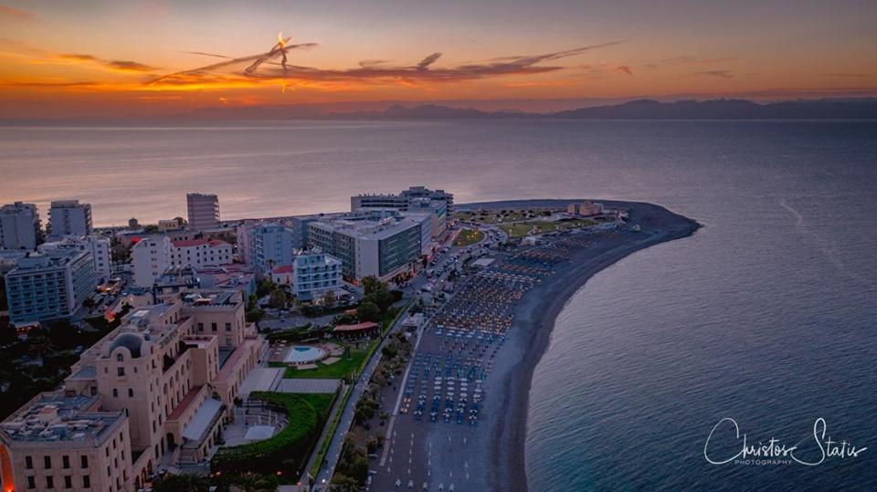 una vista aérea de un complejo en el océano en Elli beach apartment top location Rodos, en Rodas