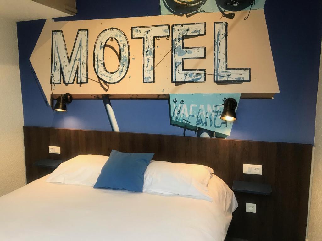 Postel nebo postele na pokoji v ubytování Logis, Hôtel Au Chêne Vert, Saint-Brieuc Nord