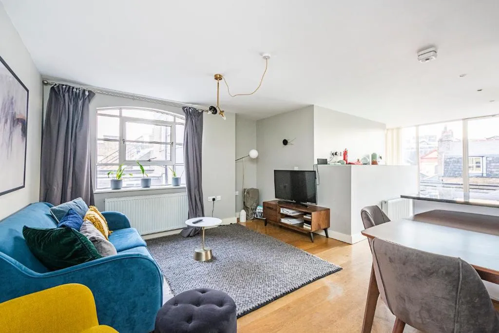 3 bedroom stylish apt. with a balcony 1 minute from Bond street, Londra, Marea Britanie