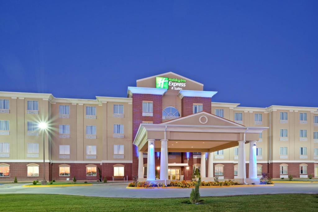 una representación de la parte delantera de un hotel en Holiday Inn Express Hotel & Suites Dumas, an IHG Hotel, en Dumas