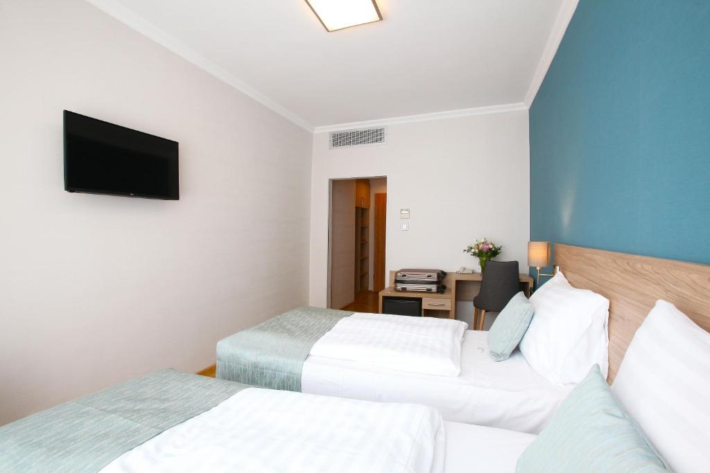Postel nebo postele na pokoji v ubytování Medos Hotel