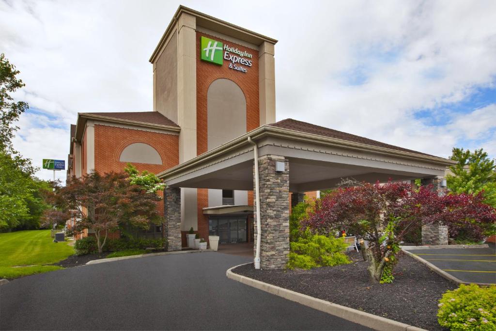 un hotel con un cartel en la parte delantera de un edificio en Holiday Inn Express Hotel & Suites Cincinnati Northeast-Milford, an IHG Hotel, en Milford
