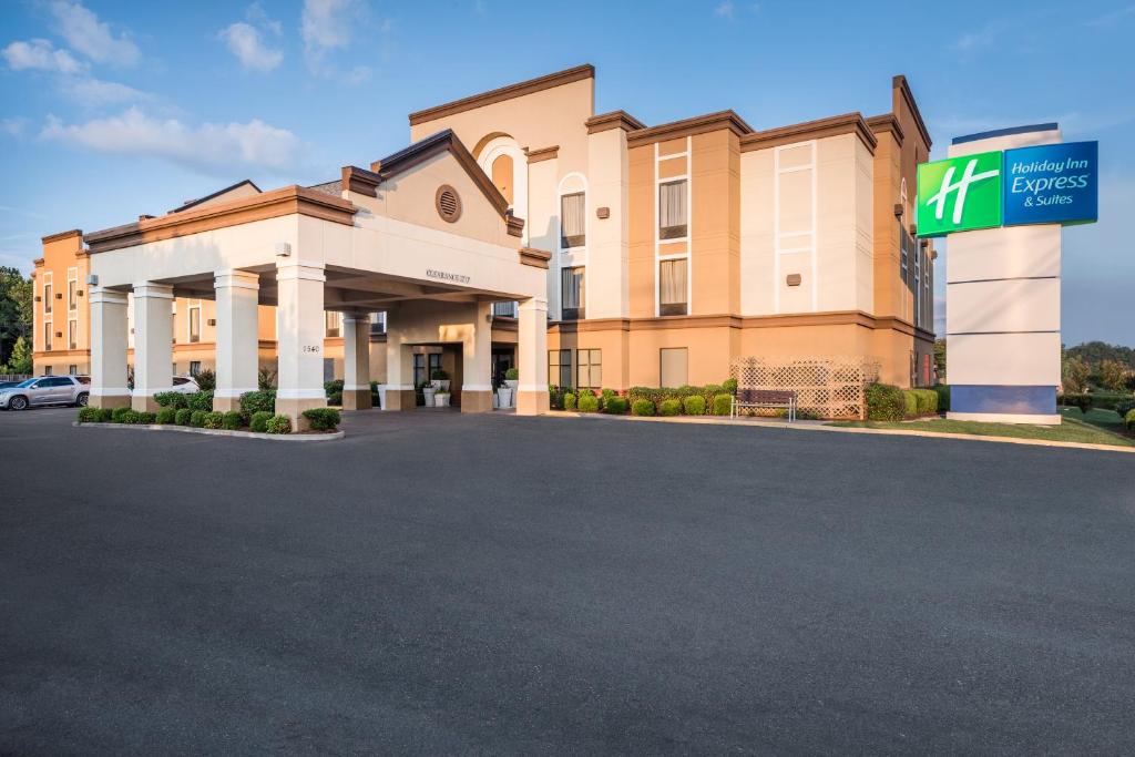 un bâtiment avec un panneau devant lui dans l'établissement Holiday Inn Express & Suites - Grenada, an IHG Hotel, à Grenada