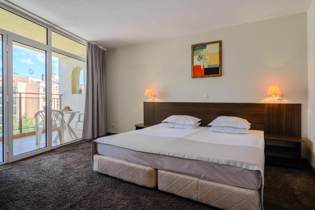 One-Bedroom Apartment Pool or Park View and balcony