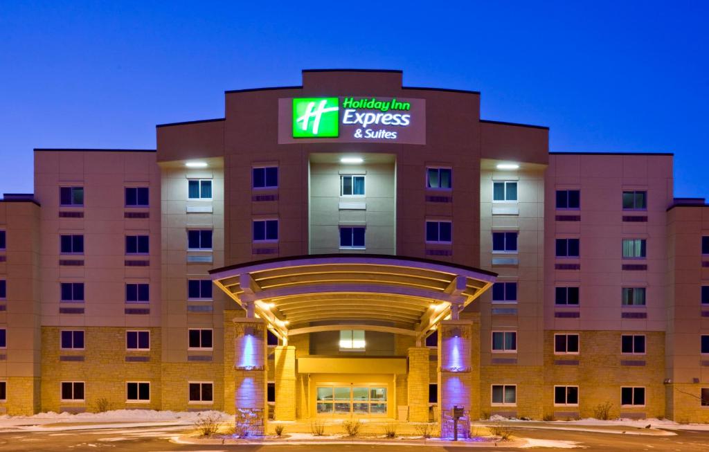 un edificio de hospital con un cartel encima en Holiday Inn Express Hotel & Suites Mankato East, an IHG Hotel, en Mankato