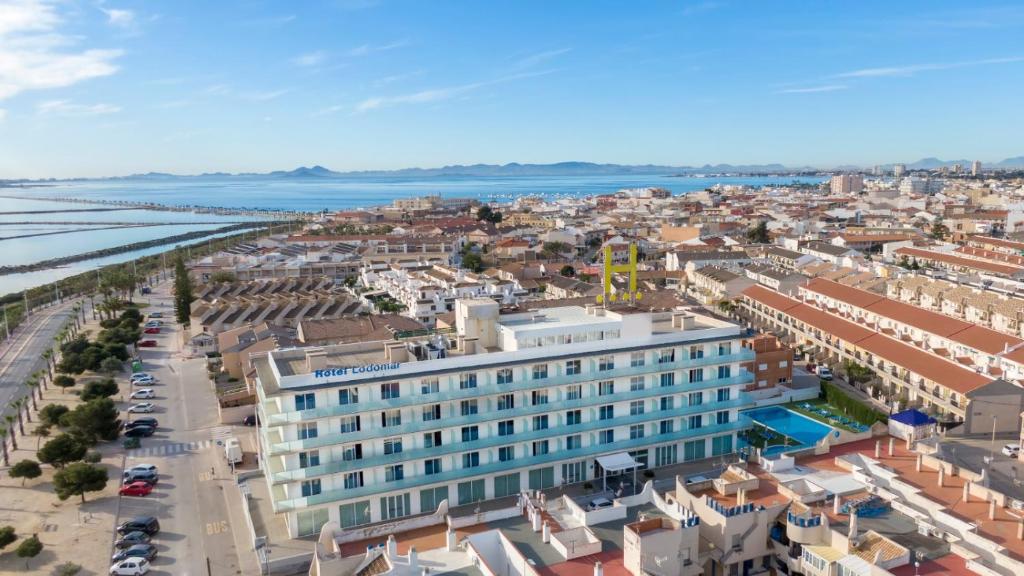 una vista aérea de una ciudad con un edificio en Hotel Lodomar Spa & Talasoterapia, en San Pedro del Pinatar