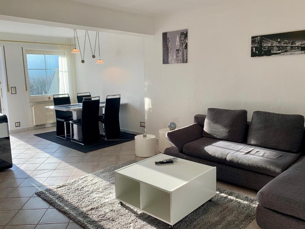 sala de estar con sofá y mesa en Schnütgenhof Appartements, en Attendorn
