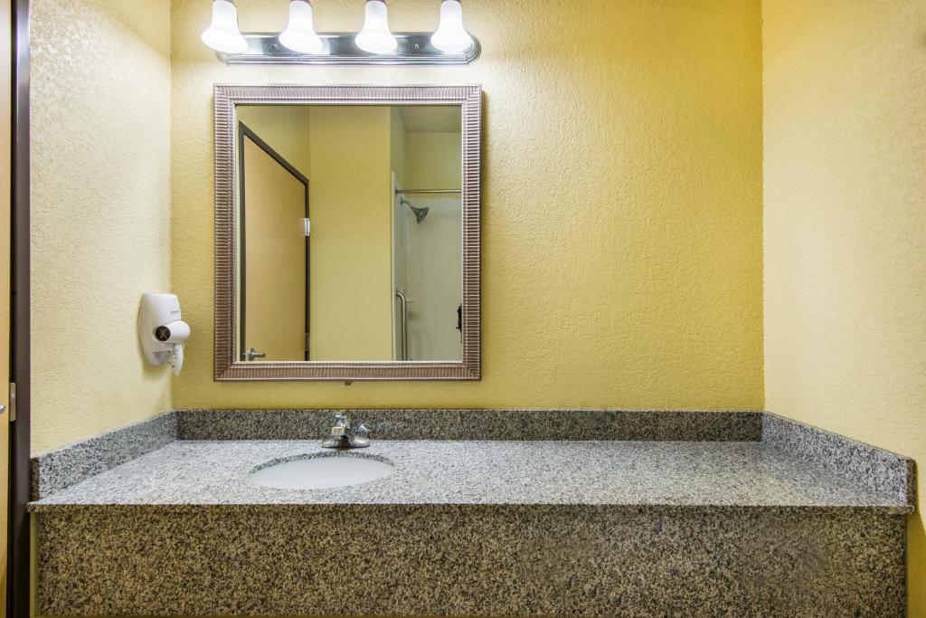 Holiday Inn Express Hotel & Suites El Dorado, an IHG Hotel - 標準的なキングルーム