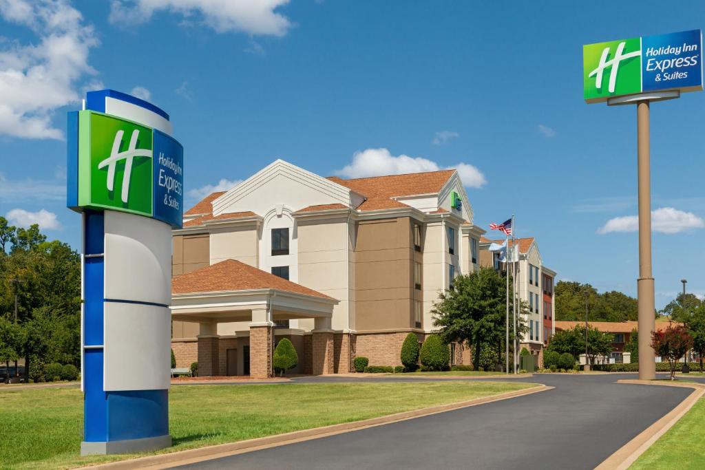 una casa con una bomba de gas delante de ella en Holiday Inn Express Hotel & Suites McAlester, an IHG Hotel, en McAlester