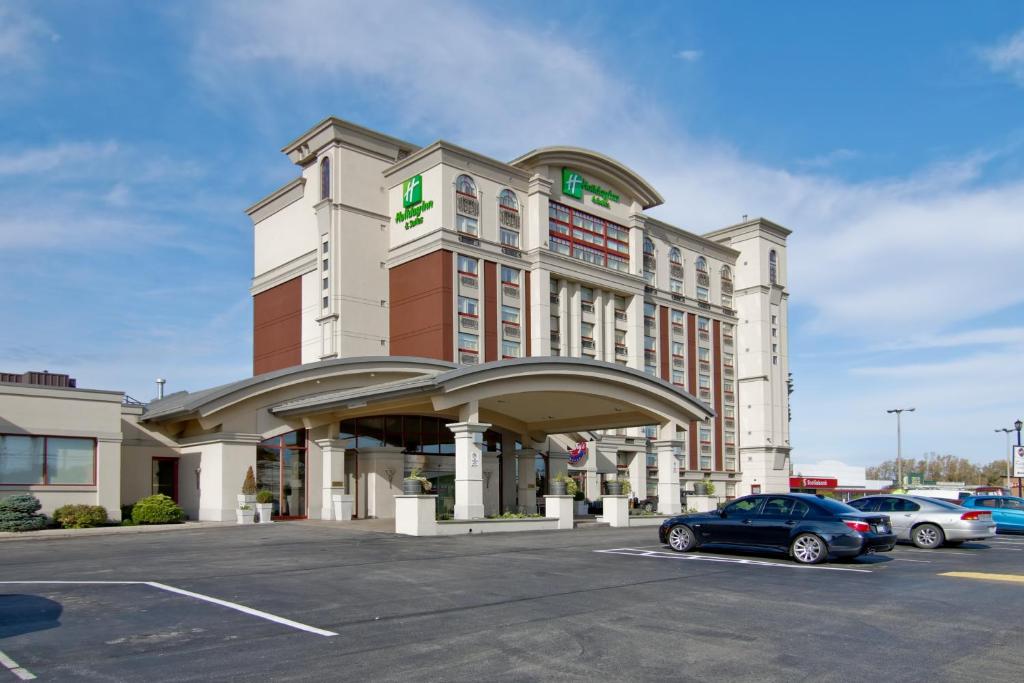 un hotel con un coche aparcado en un aparcamiento en Holiday Inn Hotel & Suites St.Catharines-Niagara, an IHG Hotel, en St. Catharines