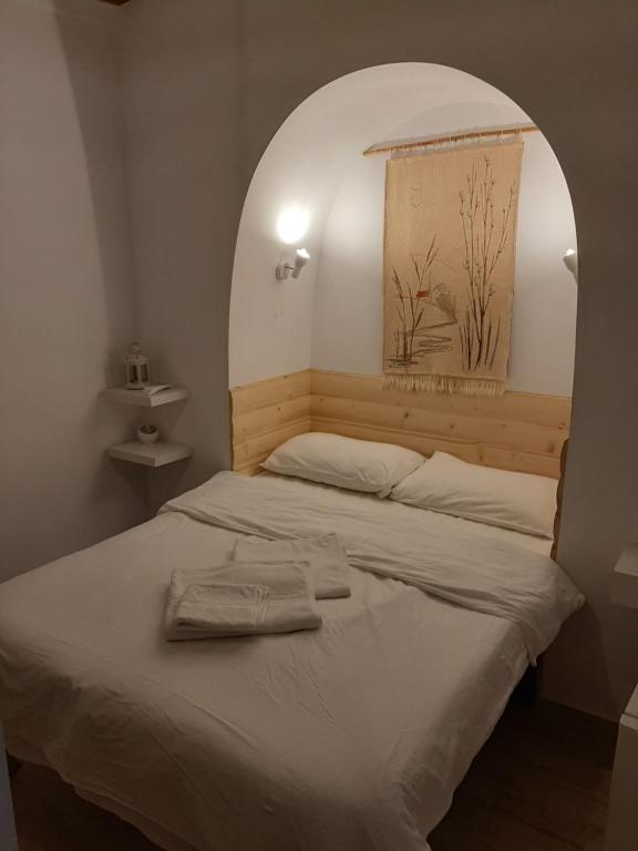 una camera da letto con un grande letto bianco con arco di Luky13 a Braşov