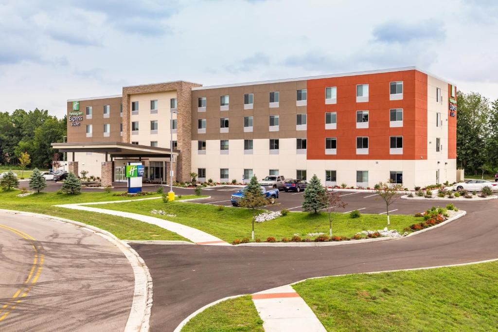 uma rua vazia em frente a um edifício em Holiday Inn Express & Suites - Elkhart North, an IHG Hotel em Elkhart