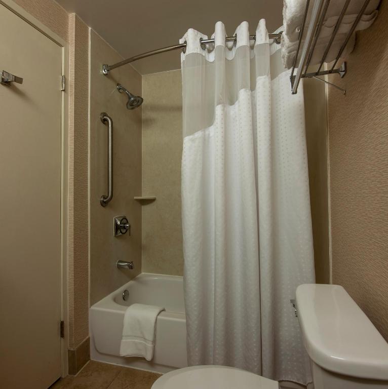 Koupelna v ubytování Holiday Inn Express & Suites Laurel Lakes by IHG