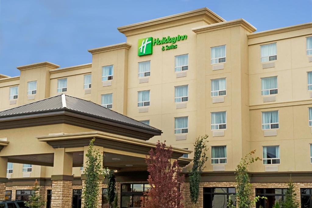 un edificio de hotel con un cartel en él en Holiday Inn Hotel & Suites-West Edmonton, an IHG Hotel en Edmonton