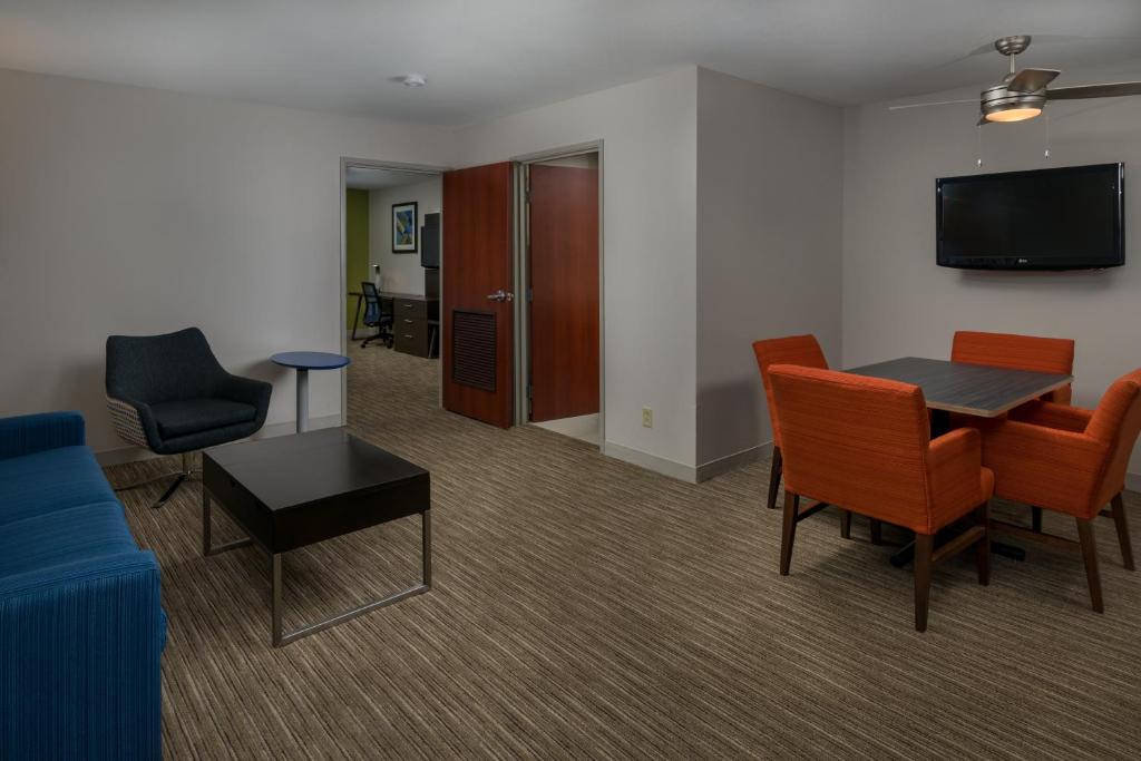 Holiday Inn Express Lawrence by IHG photo