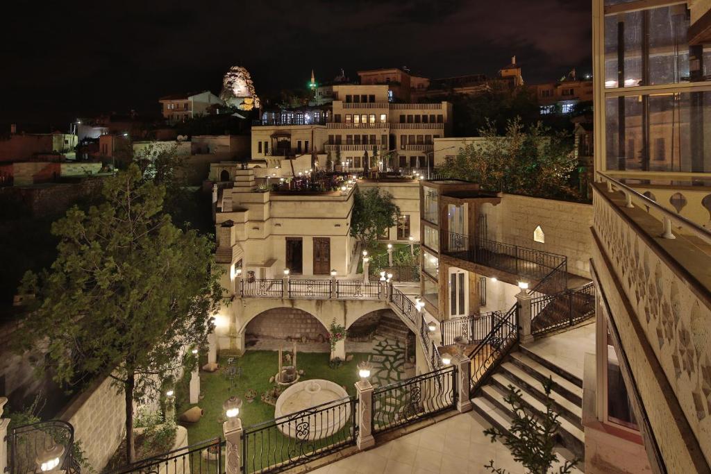 OrtahisarにあるCappadocia Fairy Chimneys Minia Cave Hotelの夜の照明付きの建物の景色